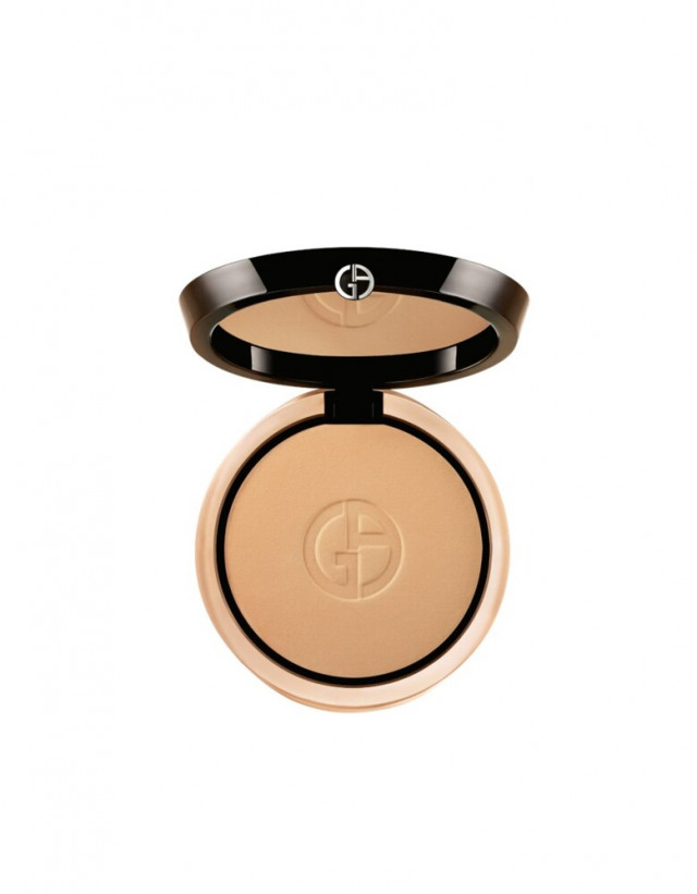 Luminous silk compact